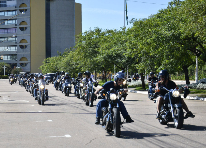 Motociclistas fizeram o trajeto pela cidade rumo ao Parque da Uva