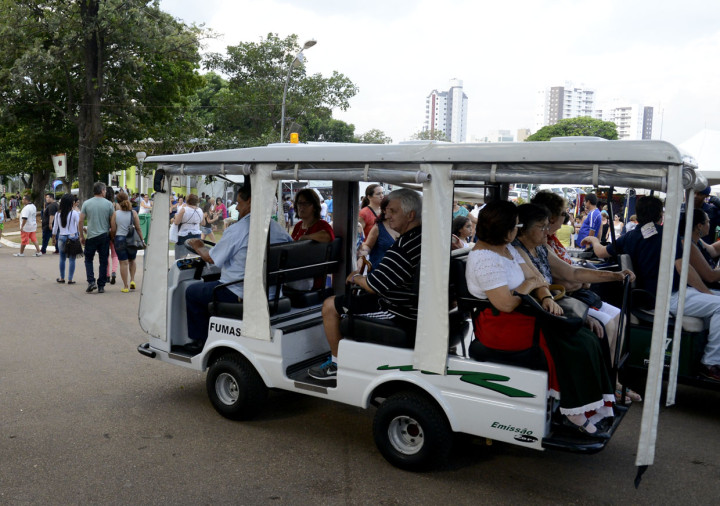 A organização colocou à disposição do público carrinhos elétricos para ajudar no traslado de pessoas com dificuldades motoras