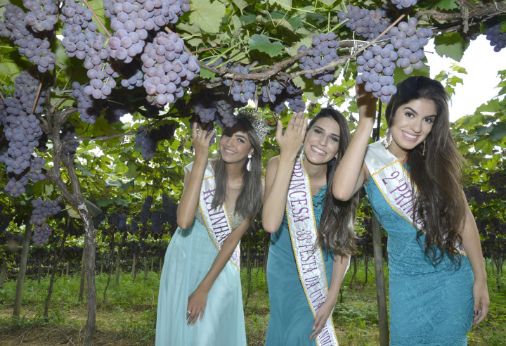 A rainha Patrícia e as princesas Raquel e Gabriela: festa evoca história milenar da uva